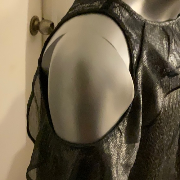 Very pretty peek a boo sleeves silvery black top by Soho New York & Co. jeans - Picture 3 of 10
